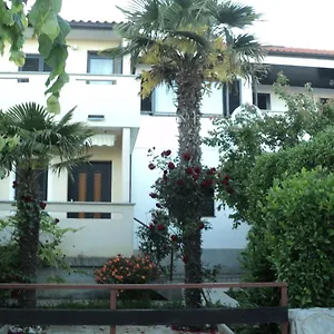 apartments-nevenka-krk.primorje-gorskikotar.com/